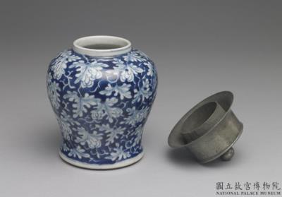 图片[2]-Covered jar in underglaze blue with flowers and butterflies decor, Qing dynasty (1644-1911)-China Archive